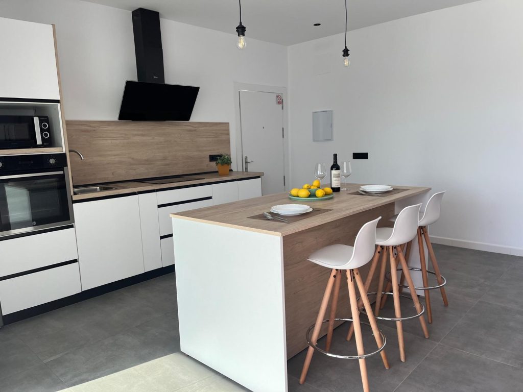 cocina moderna con isla central y taburetes altos