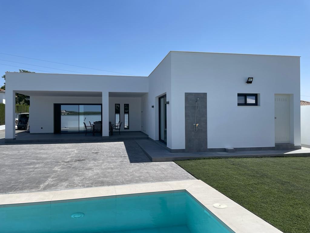 Casa moderna con piscina y jardín en un entorno tranquilo